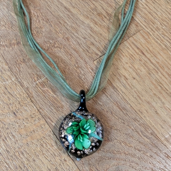 Whimsical Green Tulip Murano Glass Flower Pendant Necklace 🌿✨ - Picture 2 of 8